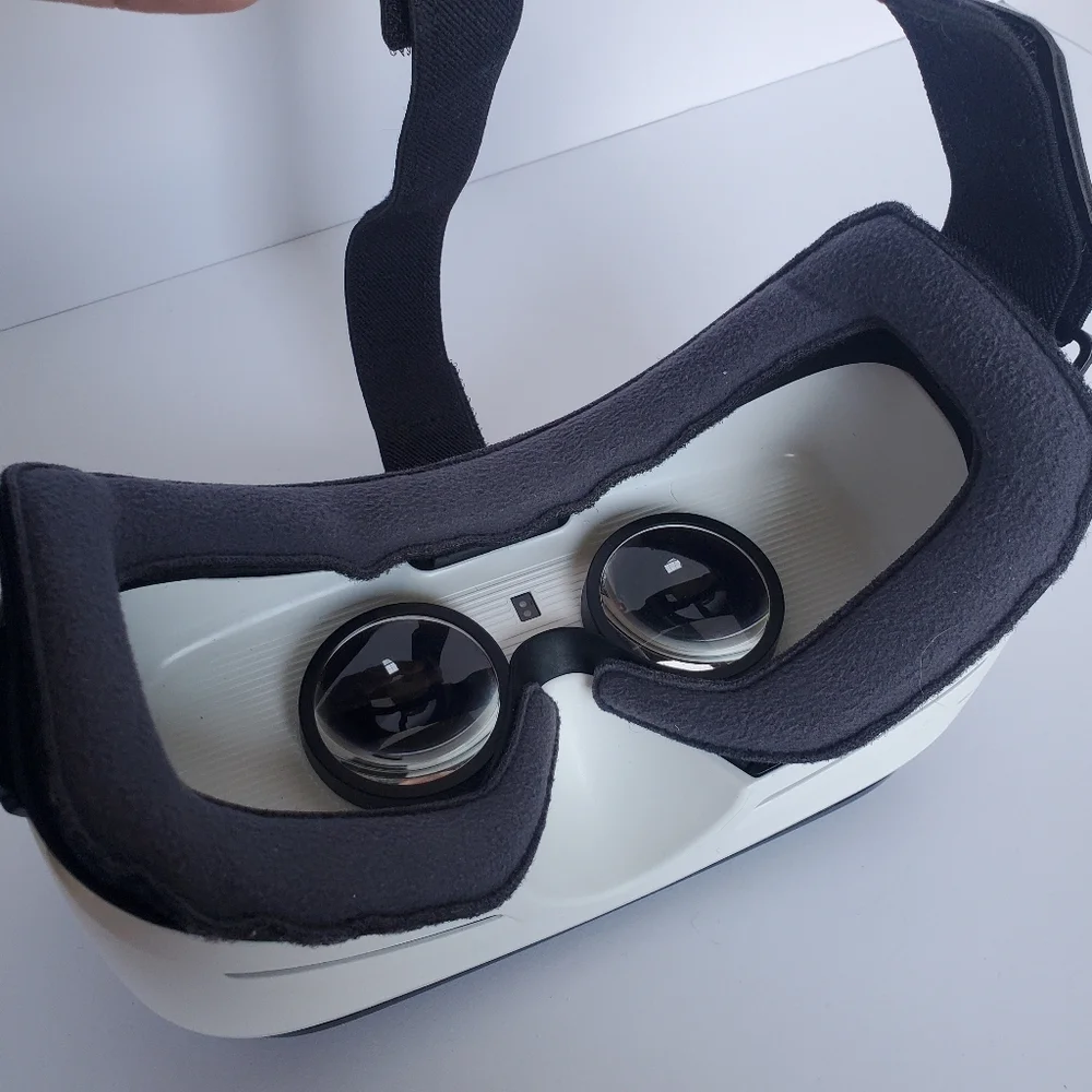 Samsung Gear VR, Virtual Reality Headset, Powered by Oculus